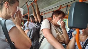 Întâmplare halucinantă în plină caniculă, în București. Șoferul autobuzului 381 a pornit încălzirea, în locul aerului condiționat. Cum a reacționat când pasagerii l-au atenționat