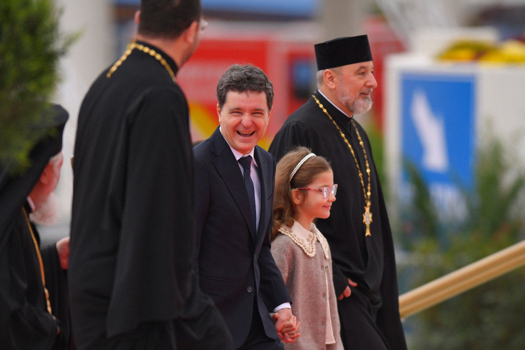 Fiul lui Nicușor Dan a oferit un moment viral la Catedrala Mântuirii Neamului! Gestul lui l-a făcut pe președintele României să râdă