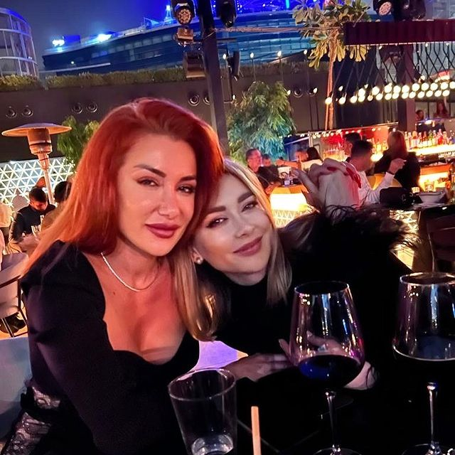 Vă mai aduceți aminte de trupa Bambi? Denisa și Raluca Tănase s-au "transformat" cu ajutorul operațiilor estetice și au devenit antreprenoare!