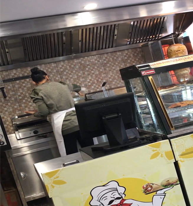 Brigitte Sfăt gătește un burger