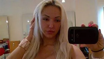 S-a dezbracat si s-a pozat asa pe plaja! Afla despre ce blonda sexy din showbiz e vorba!