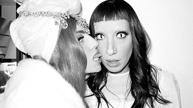 Lady GaGa da cartile pe fata: Nu-si poate tine... limba departe de cea mai buna prietena si are scheleti in dulap!