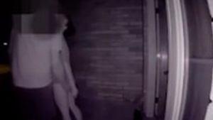 A aflat că este înșelată cu ajutorul camerelor de supraveghere din fața casei. Și-a văzut soțul alături de o femeie aproape dezbrăcată