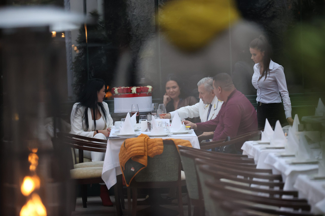 Ioana Năstase și Ilie Năstase au sărbătorit la restaurant ziua de Sfântul Ion, alături de un alt cuplu