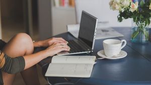 Românii care au voie să muncească 8 zile pe lună acasă! Pe cine vizează această lege nouă