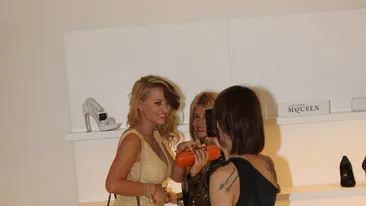 Atunci cand nu cumpara pantofi de 1.000 deuro perechea, Delia se pozeaza cu ei si apoi se lauda pe net! Vezi aici imagini inedite!