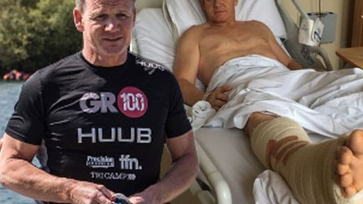 Chef-ul Gordon Ramsay, cu piciorul în ghips după un accident. Imagini de pe patul de spital!