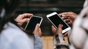Studiu șoc: telefonul înainte de 12 ani îngrașă, deprimă și strică somnul copiilor
