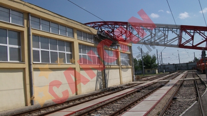 Sase tramvaie si doua hale RATB, distruse dupa ce o macara s-a prabusit la Depoul Giurgiului!