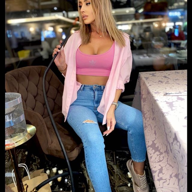 Ochii mari și părul șuvițat fac din Cristina visul oricărui bărbat. ”Blondina” nu se sfiește să pozeze în ipostaze foarte sexy