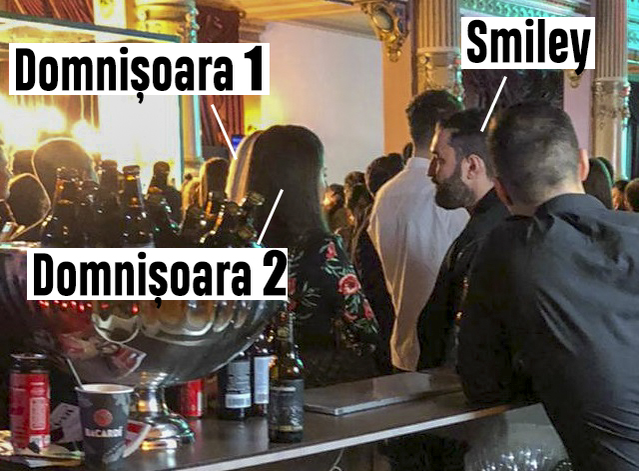 O blondă & o brunetă
l-au ”înghesuit” la bar 
pe Smiley o seară întreagă!