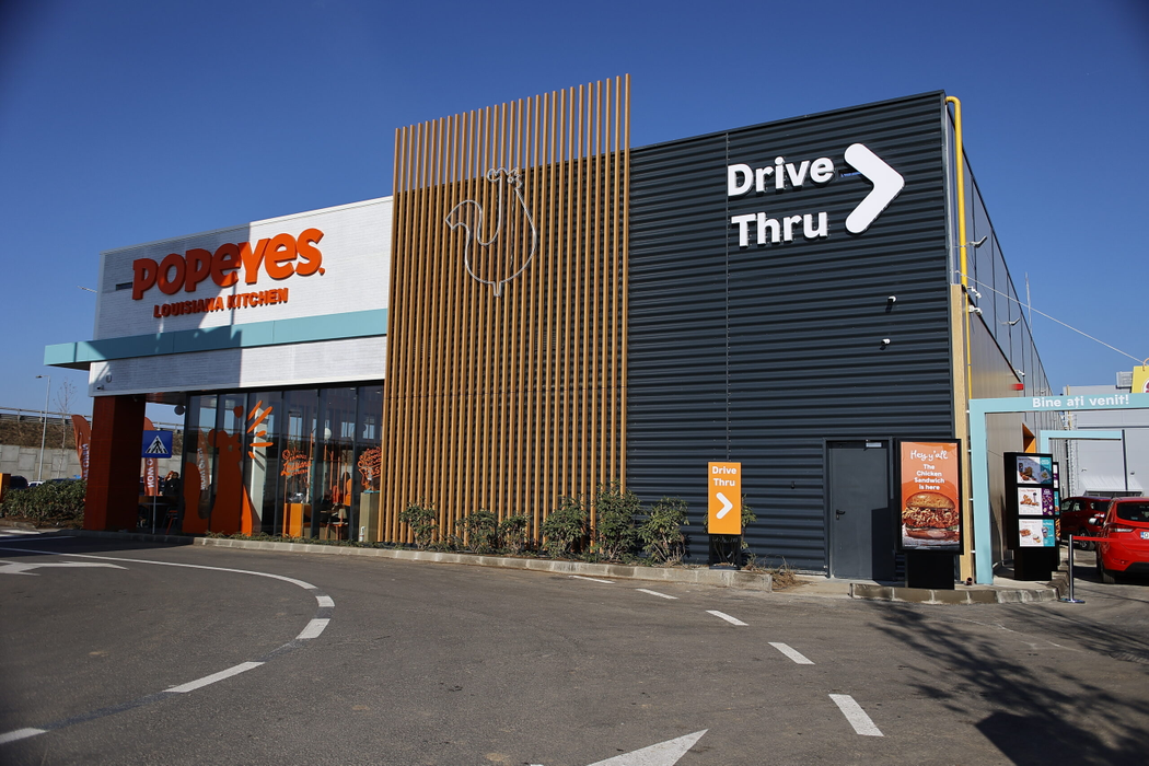 Popeyes România deschide primul restaurant de tip Drive-Thru din țară