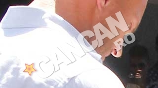 Lady GaGa, pazita de doi "dulai" la hotel! Unul i-a smuls aparatul unui fotograf, celalalt avea o cicatrice horror