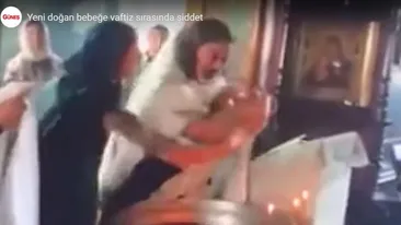 Momente de panică în biserică! Preotul, aproape să înece un copil la botez VIDEO