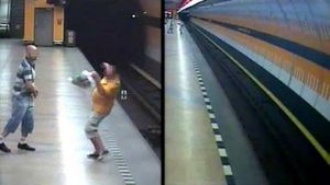 Un tânăr cu probleme psihice a împins un bărbat pe şine, la metrou. Victima s-a ridicat, dar la scurt timp a...