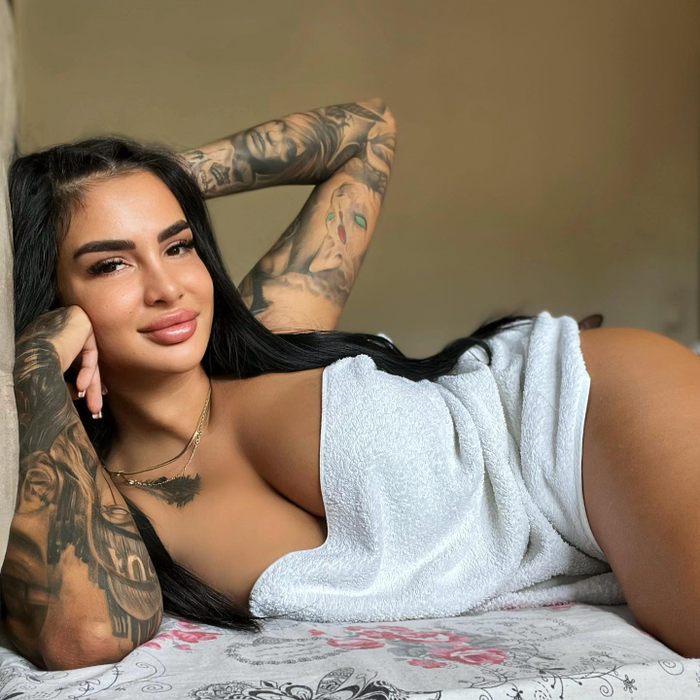 Sarah se postează în cele mai sexy ipostaze / (Sursa: Instagram)