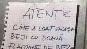 Mesajul ilar lipit de un român într-o scară de bloc: "Cine a loat sacoșa beji cu doauă flacoane de bere.."