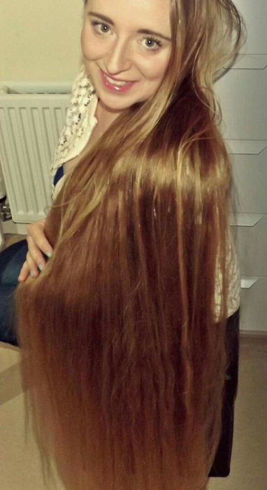 Are părul atât de lung, încât poate să îl poarte ca pe o rochie! Cum arată femeia care a ajuns să fie supranumită „Rapunzel”