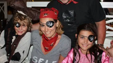 Andreea Esca si-a dus copiii intr-o croaziera in Bahamas! Iat-o pe vedeta Pro TV costumata in pirat!