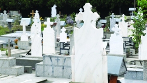 Sinucidere înfiorătoare în Prahova! Şi-a tăiat gâtul lângă mormântul soacrei! Care este cumplitul motiv 