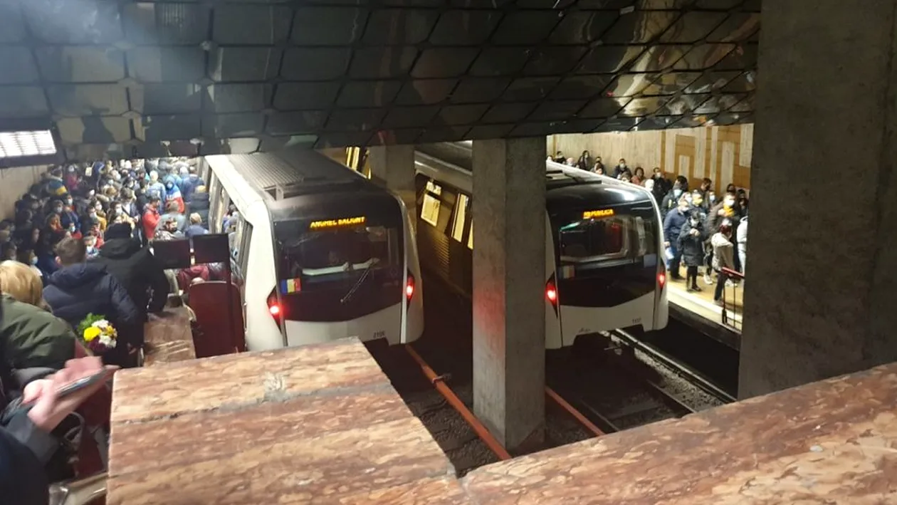 O nouă avarie la metroul din București! Călătorii au fost rugați să coboare pe peron. Cum circulă trenurile | FOTO