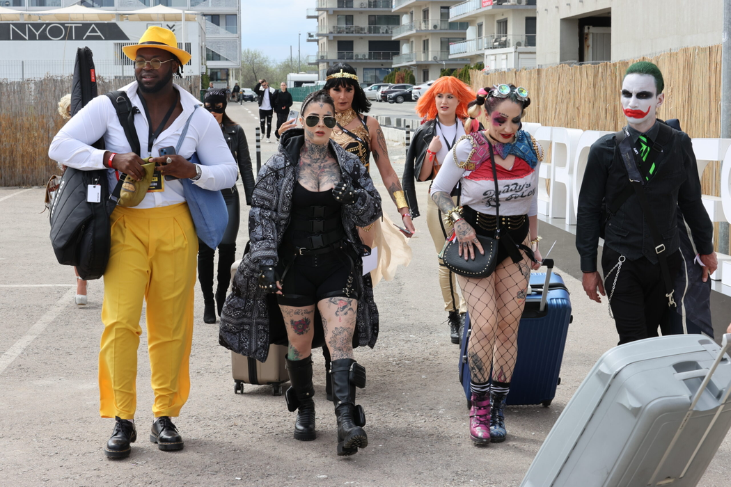 Clubul de pe litoral a pus în scenă un spectacol uluitor, cu animatori veniți special pentru acest eveniment, tocmai din Franța! Petrecerea “HOLLYLOFT” a avut animație de la Paris / (Foto: CANCAN.RO)