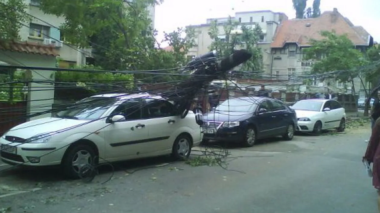 Cel putin 17 raniti dupa furtuna din Capitala, o persoana este in coma