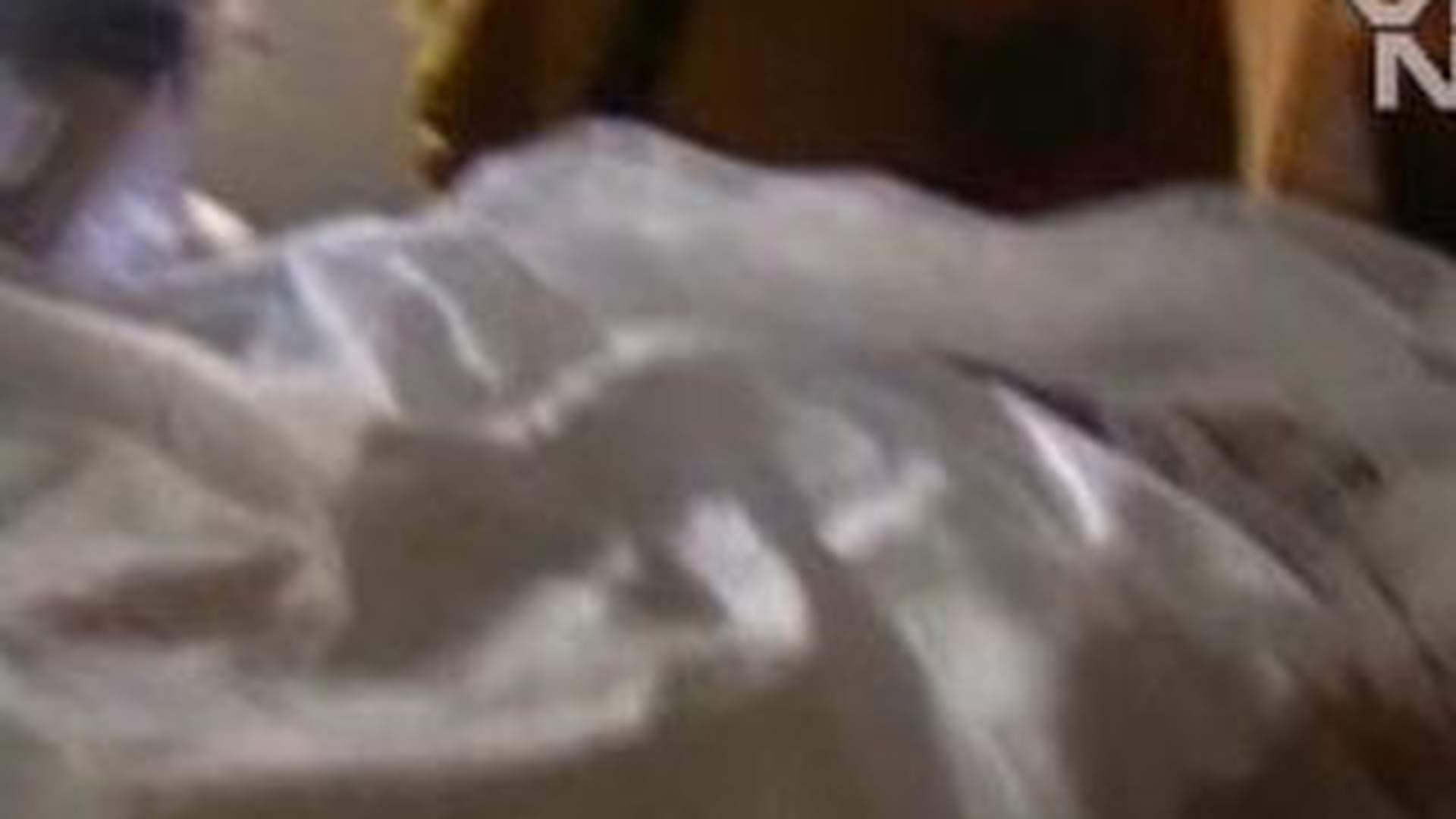 VIDEO Crede ca inca traieste! O femeie sta cu cadavrul fratelui in casa!