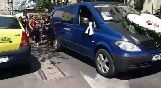 Imagini de la înmormântarea Alexandrei şi a fiicelor ei! Detaliu care le-a atras atenţia tuturor