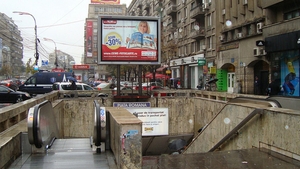 Toata lumea il cauta pe acest barbat! A agresat o tanara, in Piata Romana, chiar sub ochii trecatorilor