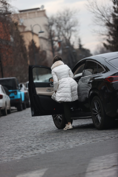 Bianca Drăgușanu a fost nevoită să găsească alt loc de parcare (Foto: CANCAN.RO)