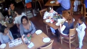 VIDEO La 7 ani, poate da clasă oricărui hot! Cum reuseste această fetită să fure in telefon, sub privirile a zeci de oameni!