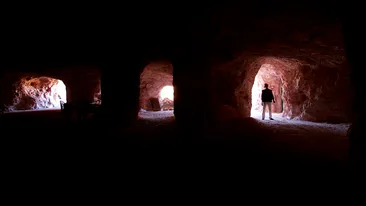 Țara în care oamenii își fac casele în pământ. Temperaturile ating 55 de grade Celsius și e mare zăpușeală!