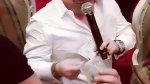 Adrian Minune a primit, din nou, 10 lei pentru o dedicație. Care a fost reacția manelistului