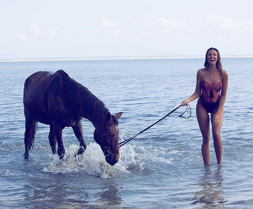 Au apărut în public  în minuscule costume de baie!