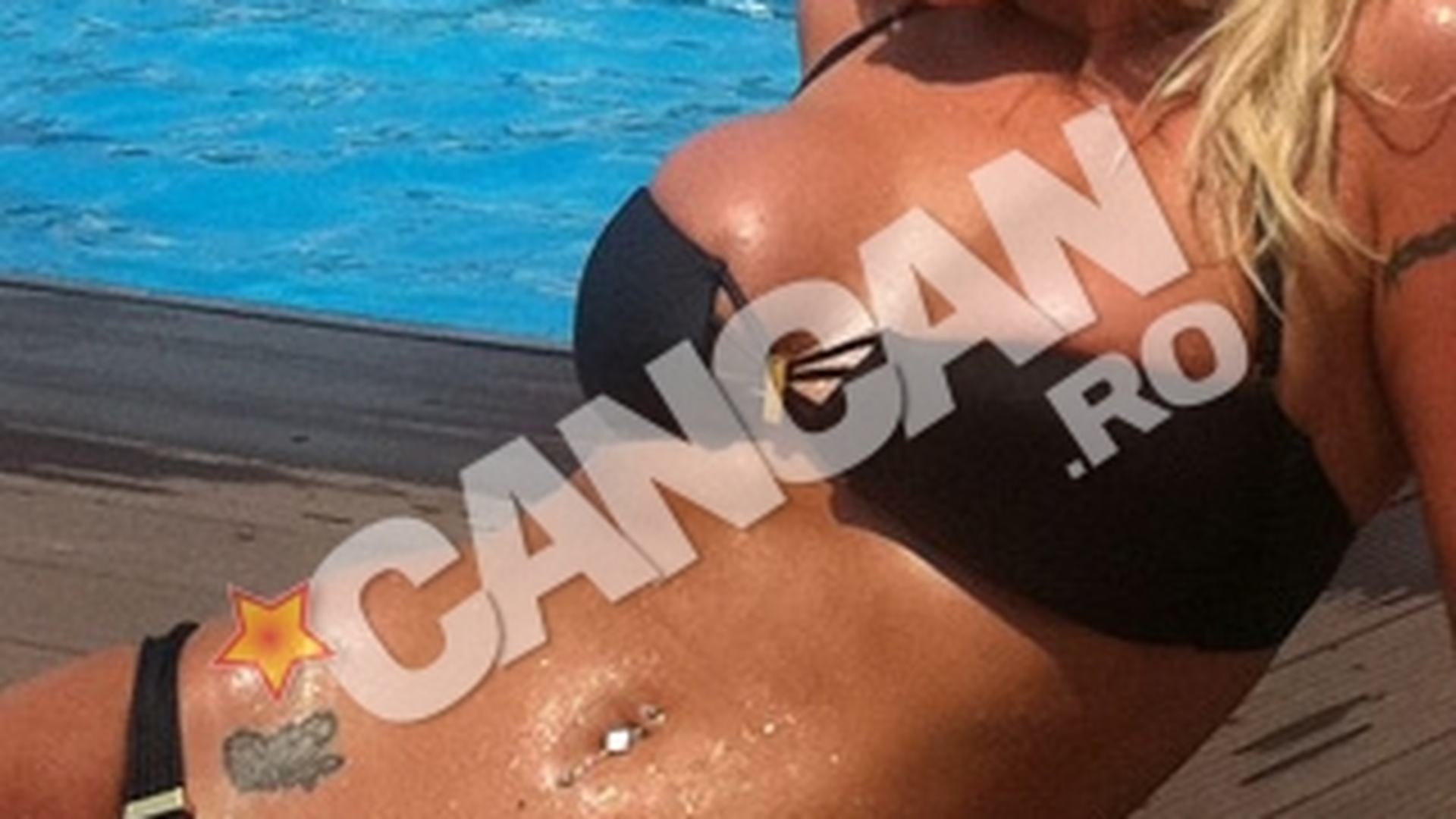 Uda toata si cu sanii stransi ca intr-o menghina! Stii cine e blonda? Super-sexy la piscina, intr-o ipostaza de zile mari!