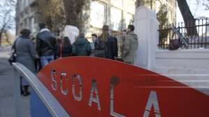 Reguli stricte pentru părinții care vor să intre în scoli. Cele 4 excepții prevăzute în noua Lege a Educației