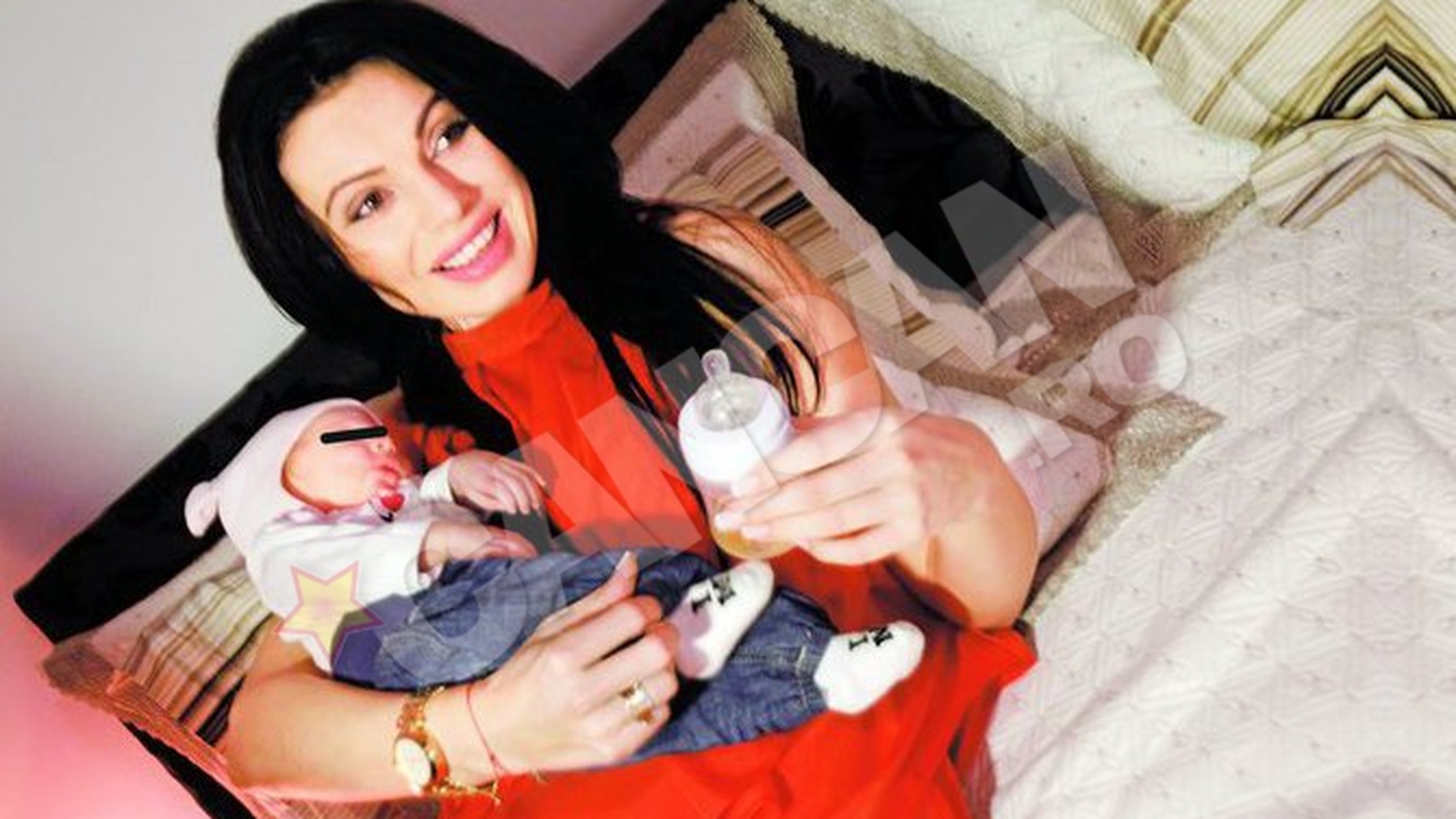 Ramona Lazuran se descurca bine cu biberonul! De la model pe scena la mama model