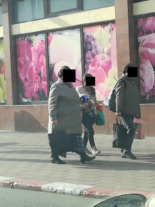 O mamă care cerşeşte cu bebeluşul în braţe, amendată de şase ori de poliţiştii locali