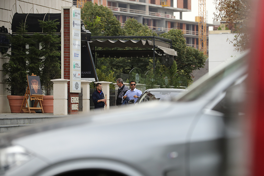 Hamza Karimov coboară dintr-un superb Mercedes clasa S, de circa 100.000 de euro