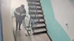 Adevărul despre ieșeanul care și-a înscenat o tâlhărie în scara blocului. Cine este și de ce a făcut asta