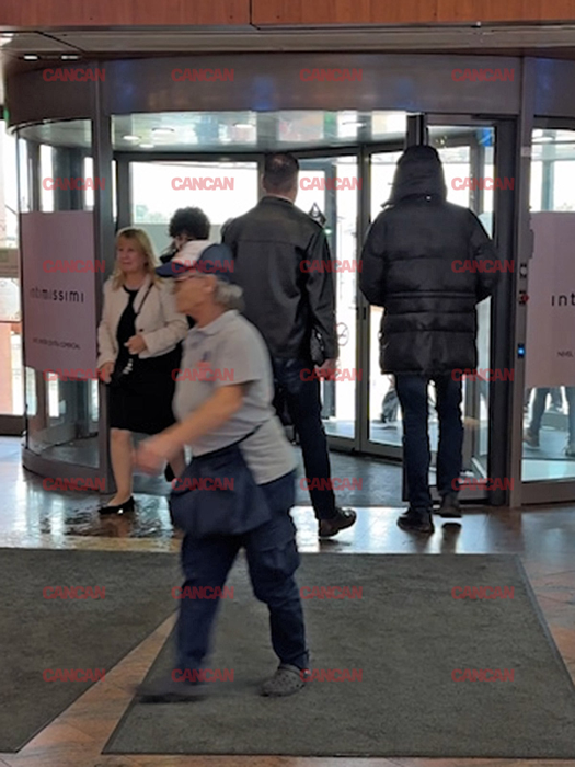 Daniel Ghiță cu un plic și un amic la Băneasa Mall