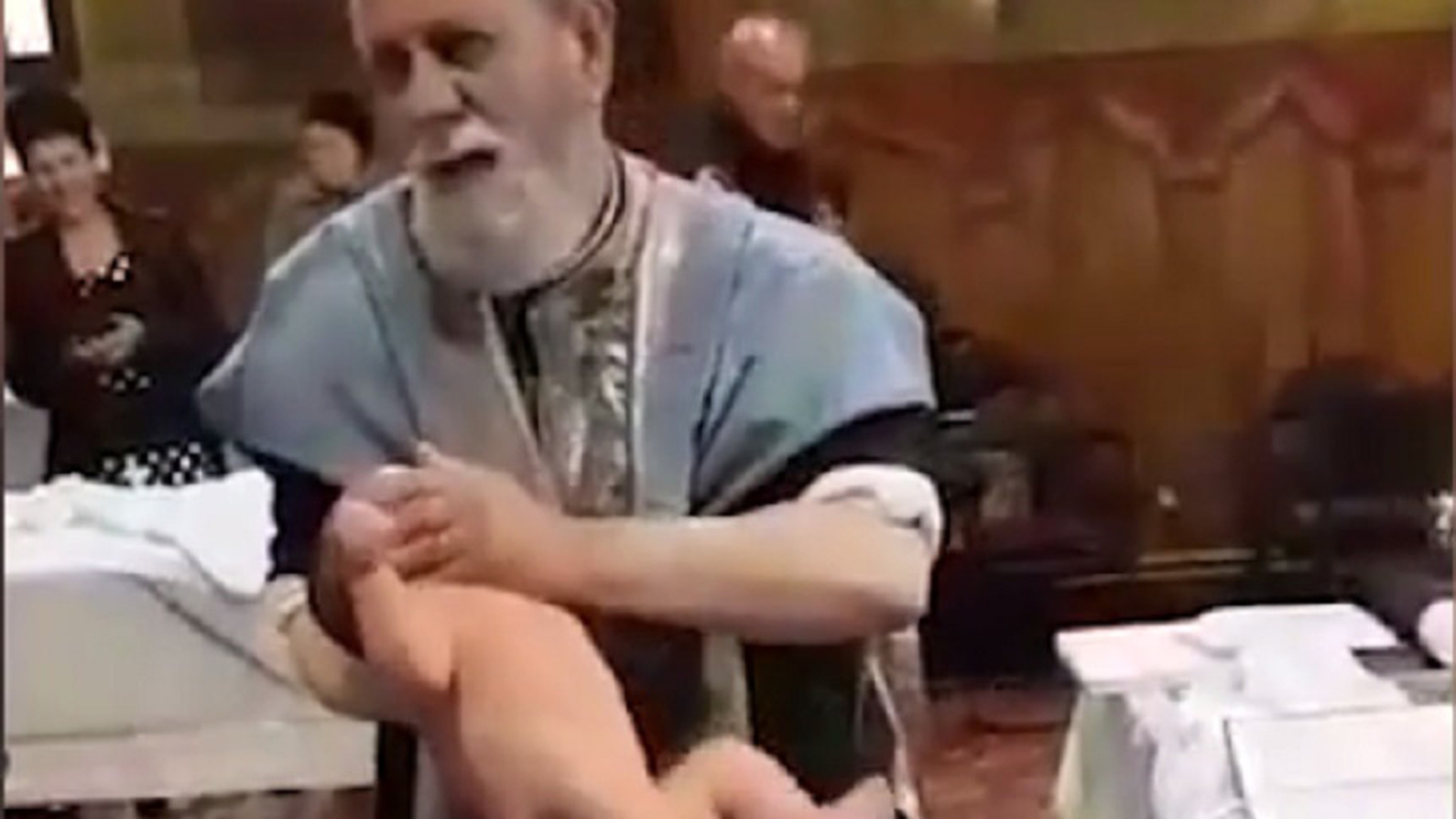 Preotul care a bruscat un bebeluş la botez, tras la răspundere de Patriarhie! Care e prima reacţie oficială