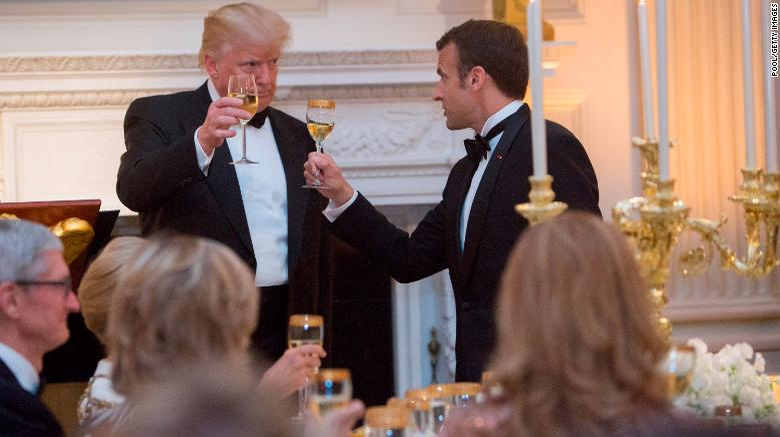 O femeie din Spania seamănă izbitor cu Donald Trump. Poza în care e cu sapa în spate a devenit virală