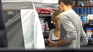 VIDEO EXCLUSIV. Andreea Bălan se pregăteşte de vacanţă cu ”buget redus”! Am filmat-o în timp ce…
