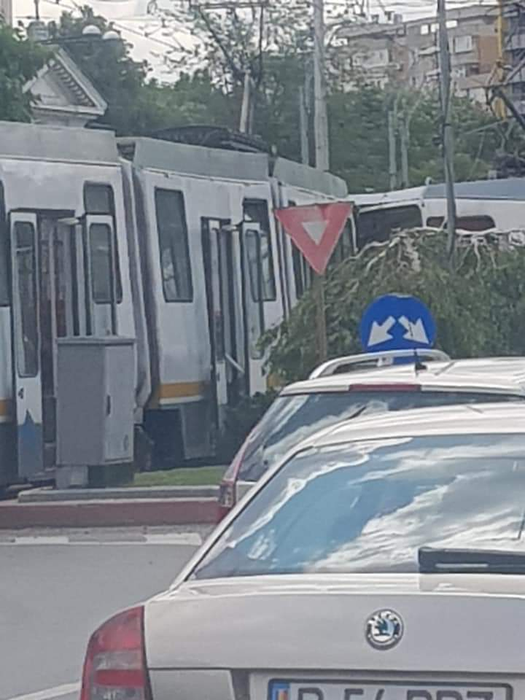 Două tramvaie s-au ciocnit frontal în Capitală. 7 persoane au fost rănite