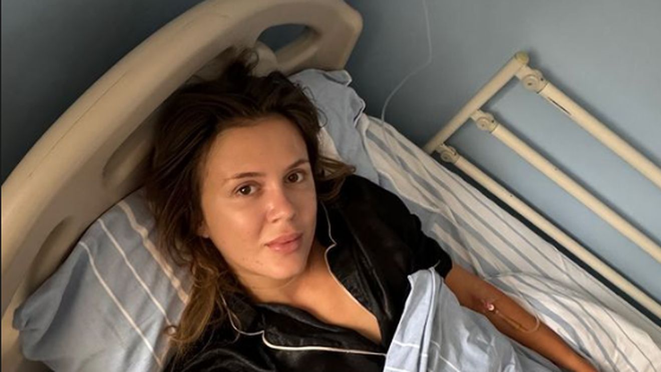 Emily Burghelea a chemat preotul acasă! Vedeta, soțul și mătușa ei au ajuns de urgență la spital: ”Rău de tot!”