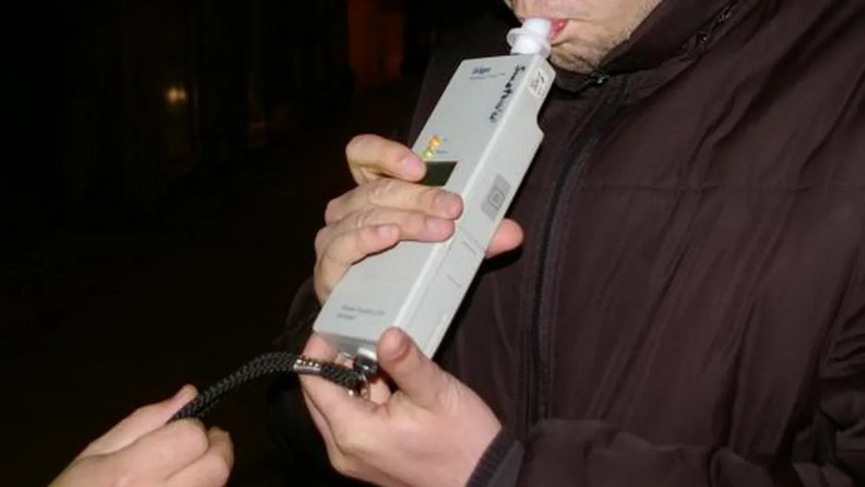 BREAKING NEWS Fotbalist din Romania acuzat de tentativa de omor dupa ce a tarat un politist zeci de metri pe carosabil!