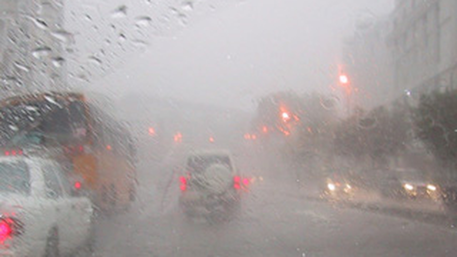Ai grija ce faci dupa ora 17 astazi! Meteorologii au dat un nou cod galben de ploi!