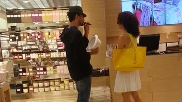 Sotia l-a “tarat” dupa ea tot mallul! Orice barbat ii va plange de mila lui Andrei Aradits cand va vedea imaginile astea